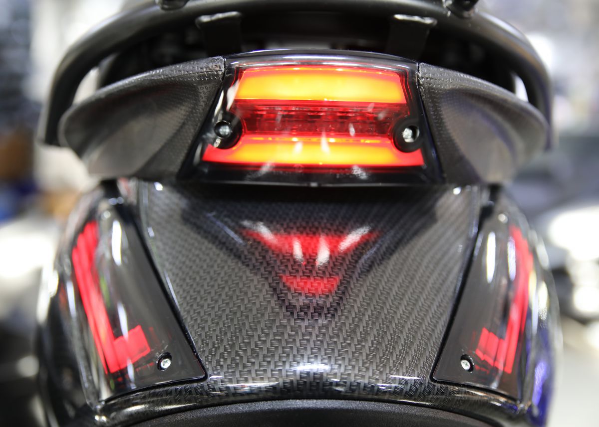 ACHTERLICHT PIAGGIO ZIP 2000 LED TUBE POWER1 SMOKE | Leertouwer Bromfietsen  B.V.