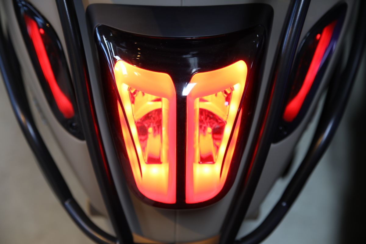 ACHTERLICHT SMOKE LED VESPA PRIMAVERA/SPRINT | Leertouwer Bromfietsen B.V.